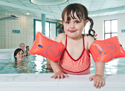 Kleines Mädchen mit Schwimmflügel