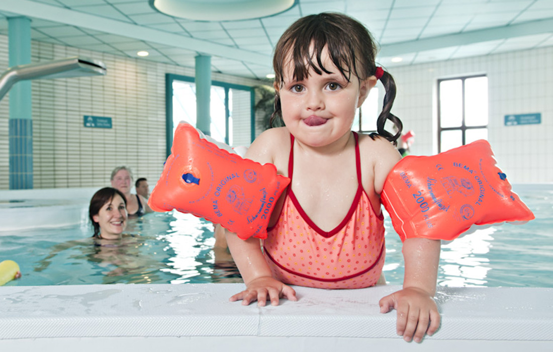 Kleines Mädchen mit Schwimmflügel